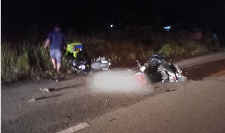 Dua kendaraan sepeda motor yang terlibat kecelakaan di ruas Jalan Soekarno-Hatta Km 2,5 Kasongan-Pendahara. Dua pengendara tewas dalam kecelakaan tersebut