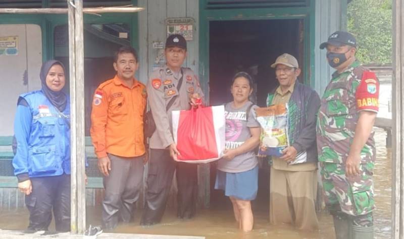Foto Petugas BPBD bersama personel TNI-Polri memberikan paket sembako kepada salah satu masyarakat terdampak (ist)