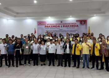 Foto bersama usai pembukaan Pakemda dan Rakerda