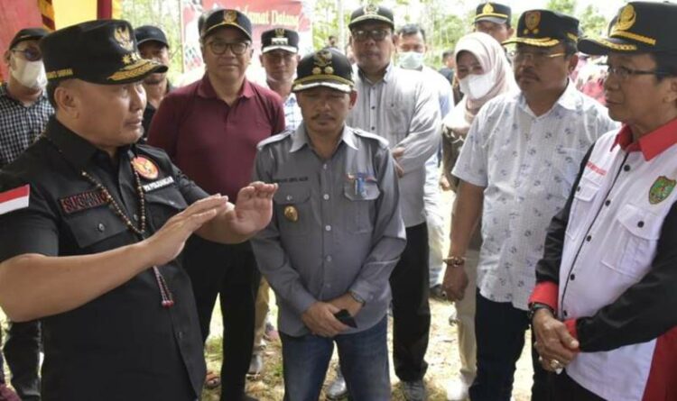 Gubernur Kalteng Sugianto Sabran meninjau salah satu titik calon lokasi pembangunan Universitas Barito Raya di Kecamatan Dusun Tengah Kabupaten Barito Timur, Minggu (4/9/2022). (Ist)