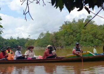 Jajaran Dinas Pekerjaan Umum dan Penataan Ruang Kota Palangka Raya, bersama mantir setempat, pada saat melakukan pendataan danau.
