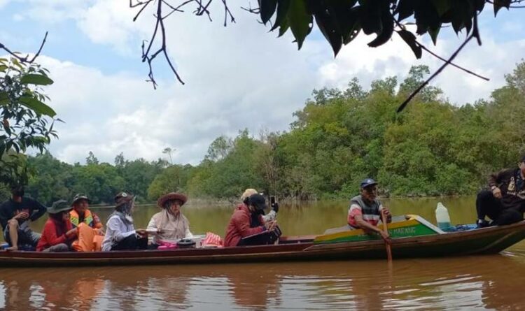 Jajaran Dinas Pekerjaan Umum dan Penataan Ruang Kota Palangka Raya, bersama mantir setempat, pada saat melakukan pendataan danau.