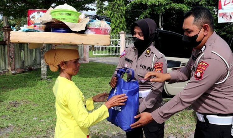 Ditlantas Polda Kalteng Bagikan 750 Paket Sembako Untuk Warga