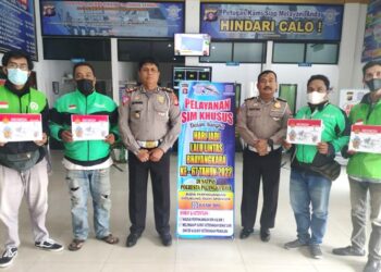 Tujuh Pengendara Ojol Mendapat SIM Gratis
