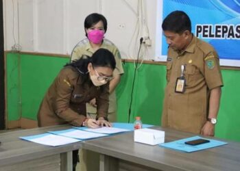 Keterangan Foto : Kadis Kominfostandi Pulang Pisau Moh. Insyafi memimpin acara Sertijab Kabid Statistik dan Persandian, tampak Kabid Statistik dan Persandian baru Yetie Aprita menandatangani berita acara Sertijab, Selasa (13/9/2022)