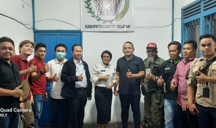Kadis PUPR Barsel, Dr. Ita Minarni bersama anggota PWI setempat, Rabu (7/9/2022). (shan)