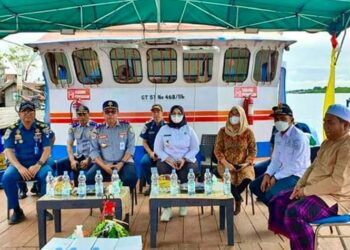 Kadishub Johny Tangkare (tiga dari kiri) bersama Wabup Kotim Irawati saat menghadiri salah satu kegiatan