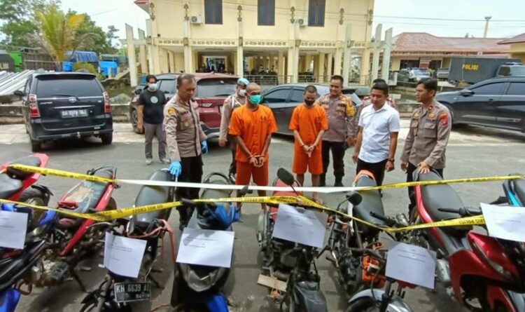 Kapolres Kapuas AKBP Qori Wicaksono bersama dua tersangka menunjukan 8 buah sepeda motor hasil curian, Rabu (21/9/2022)