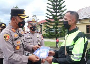 Satlantas Polres Kapuas Beri SIM Gratis ke Pengemudi Ojek
