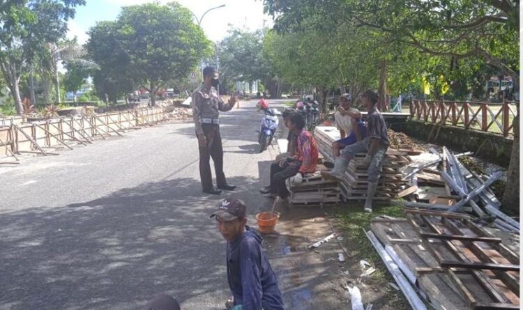 Kasat Lantas Polres Seruyan Iptu Prio Amboro langsung menegur pekerja bangunan agar mengutamakan keselamatan pengendara saat memperbaiki area jalan