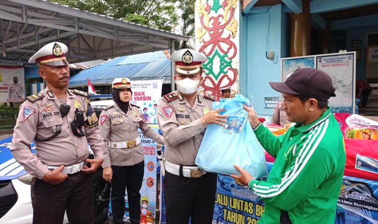 Satlantas Polresta Palangka Raya Bagikan 500 Paket Sembako