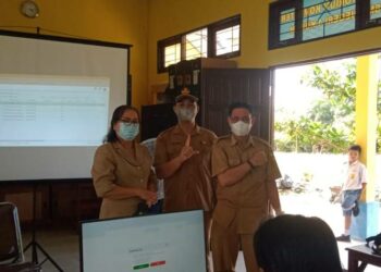 Kasi Kurikulum SD, SMP Disdikpora Kabupaten Gumas Cendrawan bersama rekannya sedang melaksanakan pengawasan dalam pelaksanaan ANBK di daerah setempat. Selasa lalu.