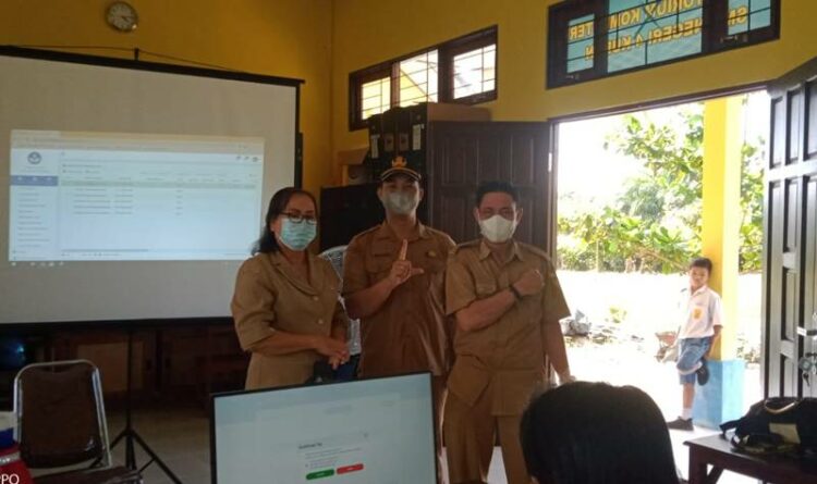 Kasi Kurikulum SD, SMP Disdikpora Kabupaten Gumas Cendrawan bersama rekannya sedang melaksanakan pengawasan dalam pelaksanaan ANBK di daerah setempat. Selasa lalu.