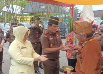 Kedatangan Kajati Kalteng Pathor Rahman dan istri di Kuala Kapuas, Senin (19/9/2022) disambut dengan prosesi adat potong pantan