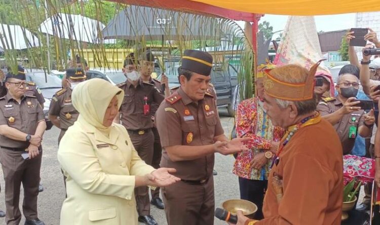 Kedatangan Kajati Kalteng Pathor Rahman dan istri di Kuala Kapuas, Senin (19/9/2022) disambut dengan prosesi adat potong pantan