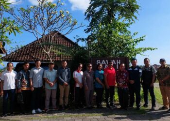 Keterangan Foto : Kejari Pulpis Dr. Priyambudi SH.MH didampingi Asisten 1 HM Syaripul Pasaribu foto bersama meninjau salah satu destinasi wisata di Kabupaten Badung Provinsi Bali, Jumat (2/9/2022)