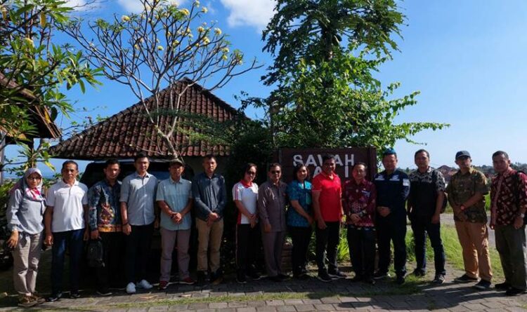 Keterangan Foto : Kejari Pulpis Dr. Priyambudi SH.MH didampingi Asisten 1 HM Syaripul Pasaribu foto bersama meninjau salah satu destinasi wisata di Kabupaten Badung Provinsi Bali, Jumat (2/9/2022)