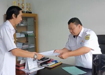 Kepala Bapenda Kabupaten Gumas Edison sedang menerima laporan dari stafnya, Rabu (21/9).
