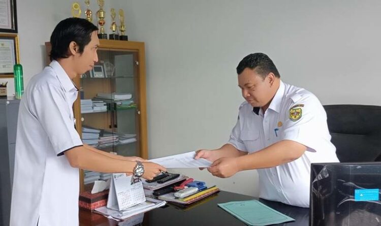 Kepala Bapenda Kabupaten Gumas Edison sedang menerima laporan dari stafnya, Rabu (21/9).