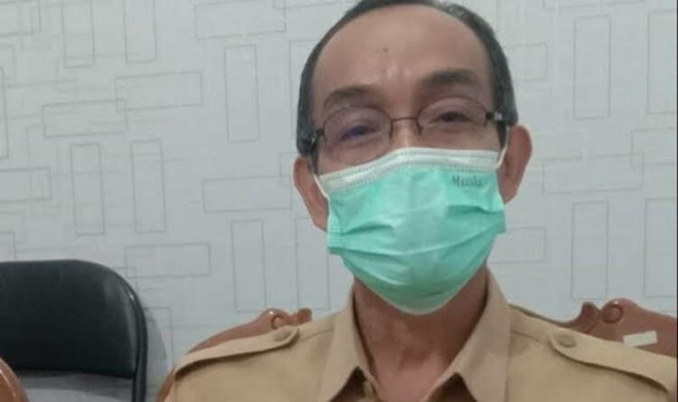 VERIFIKASI: Kepala Dinas Kependudukan dan Pencatatan Sipil Sukartie Alijat ketika ditemui di ruang kerjanya, belum lama ini