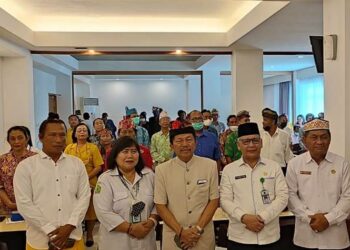 Kepala Kanwil Kemenag Kalteng H Noor Fahmi dan Ketua Pengurus Harian PHDI Kalteng I Wayan Suata berfoto bersama dengan peserta workshop moderasi beragama, Senin (19/9/2022)