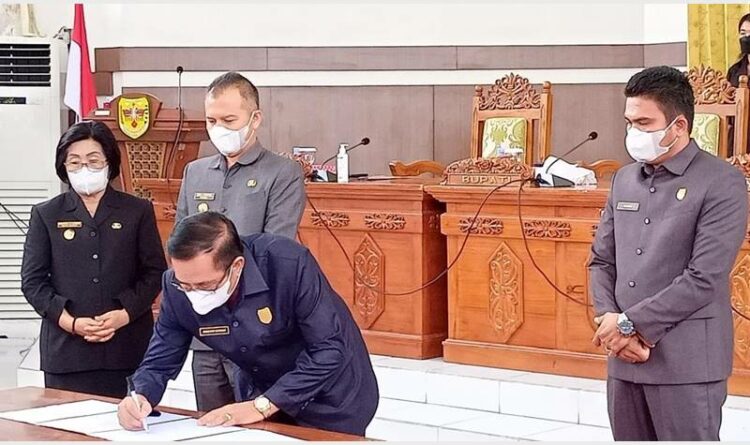 Ketua DPRD Gumas Akerman Sahidar didampingi wakilnya Binartha sedang melakukan penandatanganan nota kesepahaman bersama pejabat dari eksekutif di gedung dewan setempat, pekan lalu.