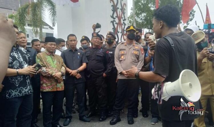 Ketua DPRD Kalteng, Wiyatno (batik coklat) saat menemui massa aksi di depan kantor DPRD Kalteng. (Foto. Mulia Gumi)