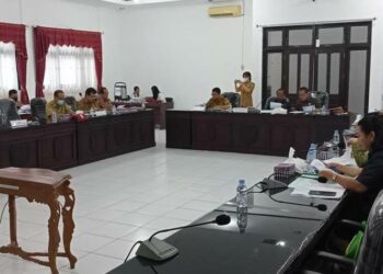Ketua Komisi I DPRD Kabupaten Gumas H Gumer (tengah) bersama Wakilnya Polie L Mihing (kanan) dan Staf Ahli Bupati Aprianto