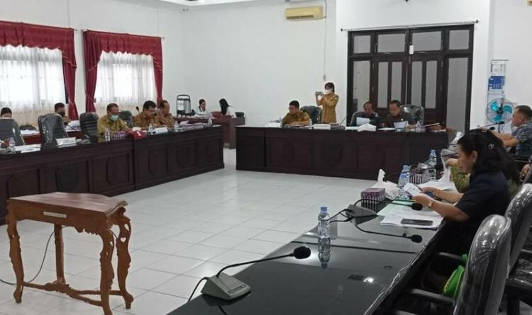 Ketua Komisi I DPRD Kabupaten Gumas H Gumer (tengah) bersama Wakilnya Polie L Mihing (kanan) dan Staf Ahli Bupati Aprianto