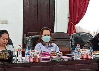 Ketua Komisi II DPRD Kabupaten Gumas Nomi Aprilia bersama koleganya sedang mengikuti kegiatan pembahasan di ruang rapat kantor dewan setempat, belum lama ini