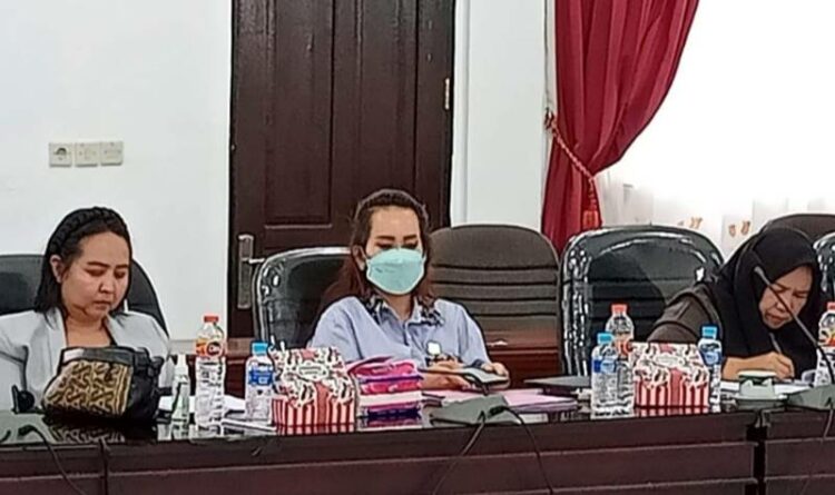Ketua Komisi II DPRD Kabupaten Gumas Nomi Aprilia bersama koleganya sedang mengikuti kegiatan pembahasan di ruang rapat kantor dewan setempat, belum lama ini