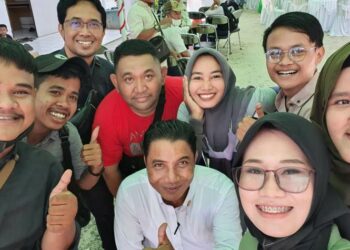 Ketua PMI Kotim Supian Hadi (kemeja putih)