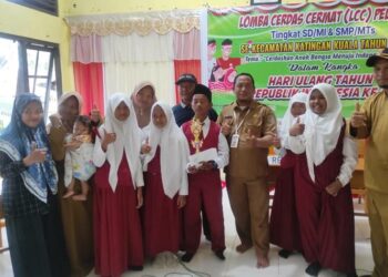 Ketua Panitia, M. Yusri (Tengah) saat foto bersama dengan delegasi dari MI Hidayatul Fatta yang berhasil meraih juara pertama pada ajang LCC Pelajar tingkat SD/MI se-Kecamatan Katingan Kuala bertempat di SMPN 1 Katingan Kuala.