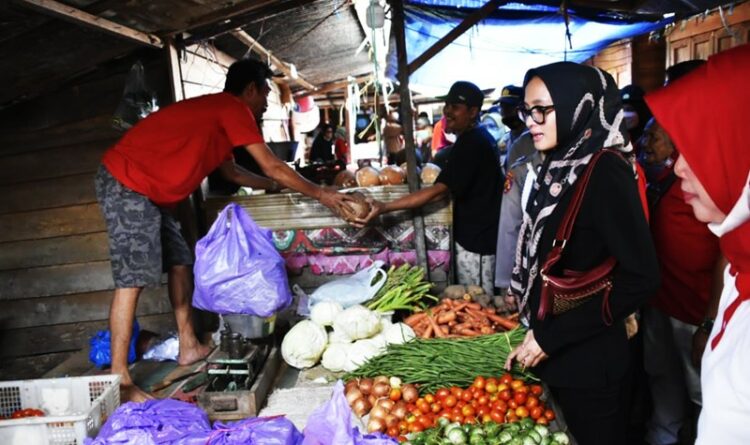 Blusukan di Pasar Beringin Buntok, Ivo Sugianto Sabran Borong Bahan Pokok