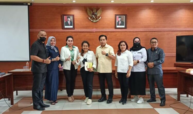 Komisi 4 DPRD Kabupaten Kapuas usai rapat dengar pendapat terkait penyampaian aspirasi perhatian Pemkab Kapuas untuk memberikan insentif daerah bagi guru PAUD sertifikasi non PNS.