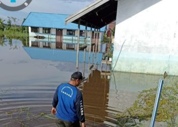 Keterangan Foto : Kondisi banjir di Desa Tumbang Taruna yang merendam salah satu bangunan sekolah