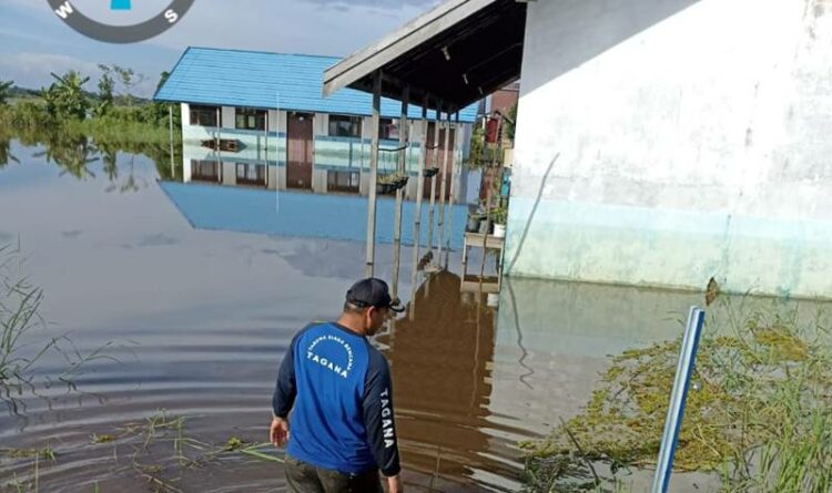 Keterangan Foto : Kondisi banjir di Desa Tumbang Taruna yang merendam salah satu bangunan sekolah