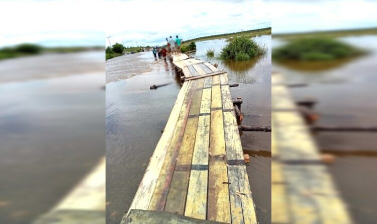 Banjir Merendam Tasik Payawan, Masyarakat Buat Jembatan Darurat