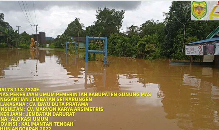 Lokasi pembangunan Jembatan Karungen, Tewah sedang dilanda banjir sehingga jembatan darurat tidak bisa beroperasi, Jumat (9/9).