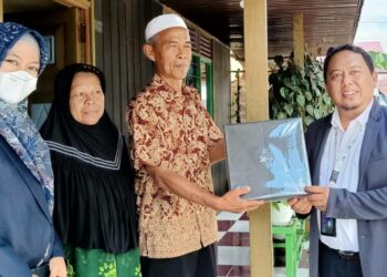 Manajer PT PLN Persero UP3 Kuala Kapuas, Arif Rahman Hakim,menyerahkan bingkisan penghargaan kepada pelanggan yang taat membayar rekening listrik di awal bulan