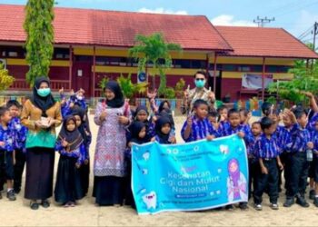 Murid SD di Pembuang Hulu Diajarkan Cara Menyikat Gigi yang Tepat