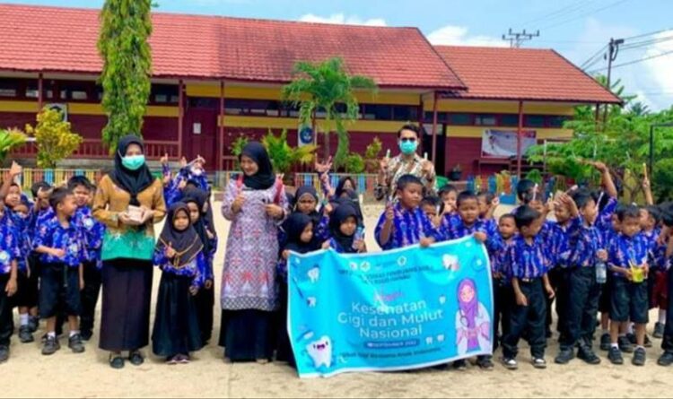 Murid SD di Pembuang Hulu Diajarkan Cara Menyikat Gigi yang Tepat