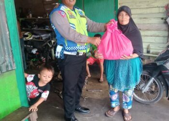 Keterangan : Pembagian Baksos oleh Satlantas Polresta Palangka Raya. (Is
