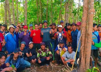 Pemerintah kecamatan bersama anggota TNI-Polri serta masyarakat Desa Pulau Telo dan Pulau Telo Baru gotong royong membersihkan destinasi wisata Pulau Telo dalam rangka penanaman 1000 bibit buah.