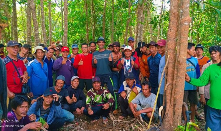 Pemerintah kecamatan bersama anggota TNI-Polri serta masyarakat Desa Pulau Telo dan Pulau Telo Baru gotong royong membersihkan destinasi wisata Pulau Telo dalam rangka penanaman 1000 bibit buah.