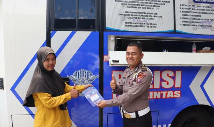 Penyerahan SIM gratis kepada salah seorang warga