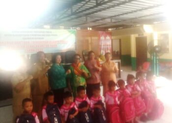 Forum Puspa Katingan Serahkan Bantuan Peralatan Sekolah
