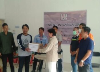 Caption : Penyerahan bantuan sembako pada insan pers Bartim, dari Rimau Group, yang diwakili Kiki Gunawan, petinggi PT SEM, saat diberikan pada Ketua PWI Prasodjo Eko A, siang tadi (foto ; Iwan P)