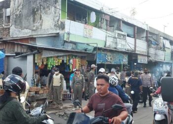 Teks Poto: Petugas gabungan pada saat melakukan penertiban pedagang di Komplek Pasar Besar.
