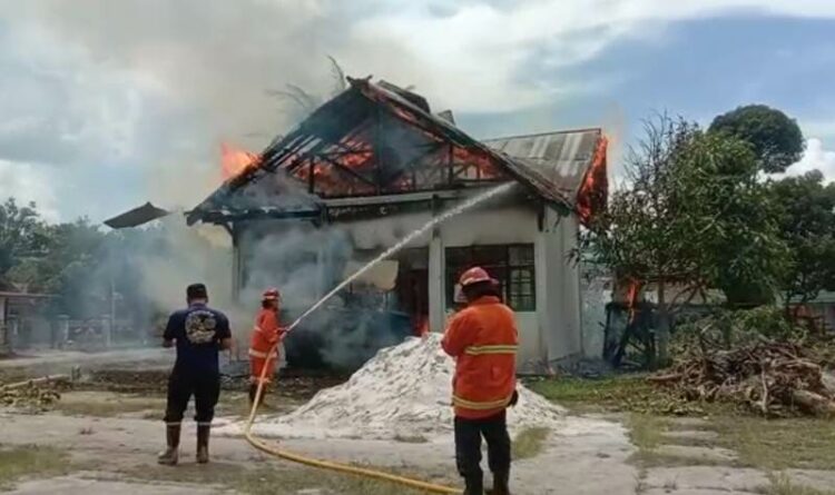 Petugas pemadam pada saat berusaha memadamkan api yang membakar sebuah rumah di belakang Masjid Shalahuddin UPR, Sabtu (17/9/2022)